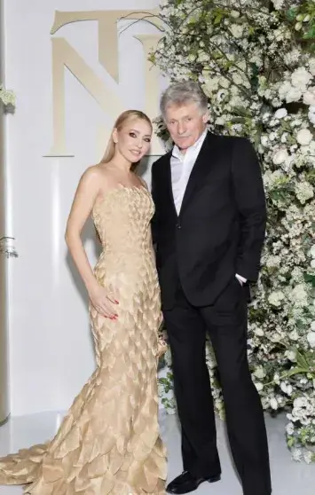 Навка в золотом платье и Песков: как фигуристка отметила 51-й день рождения