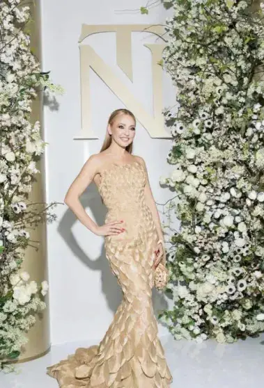 Навка в золотом платье и Песков: как фигуристка отметила 51-й день рождения