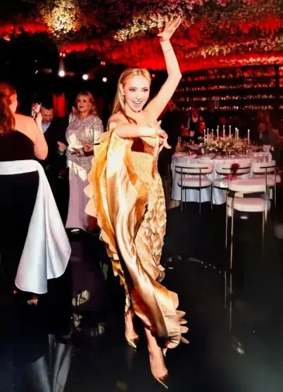 Навка в золотом платье и Песков: как фигуристка отметила 51-й день рождения