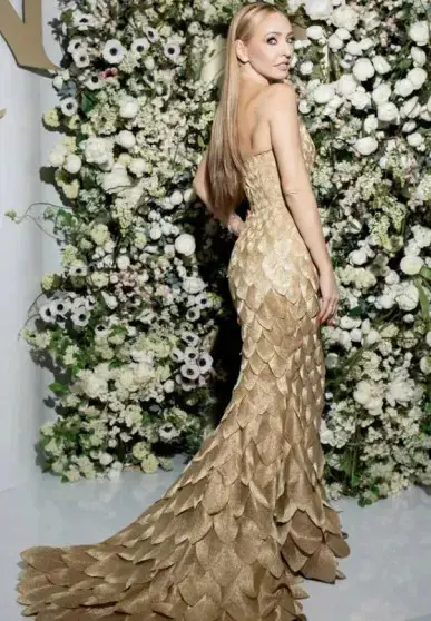 Навка в золотом платье и Песков: как фигуристка отметила 51-й день рождения