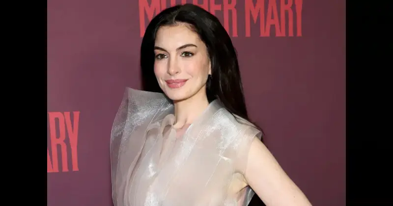 Энн Хэтэуэй в футуристичном наряде на премьере "Мать Мария"