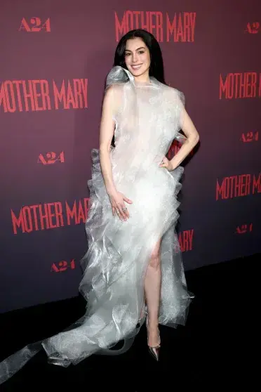 Энн Хэтэуэй в футуристичном наряде на премьере "Мать Мария"