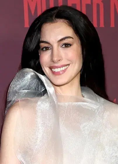 Энн Хэтэуэй в футуристичном наряде на премьере "Мать Мария"