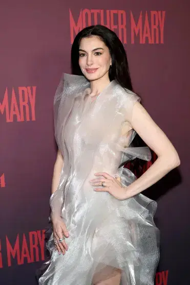 Энн Хэтэуэй в футуристичном наряде на премьере "Мать Мария"