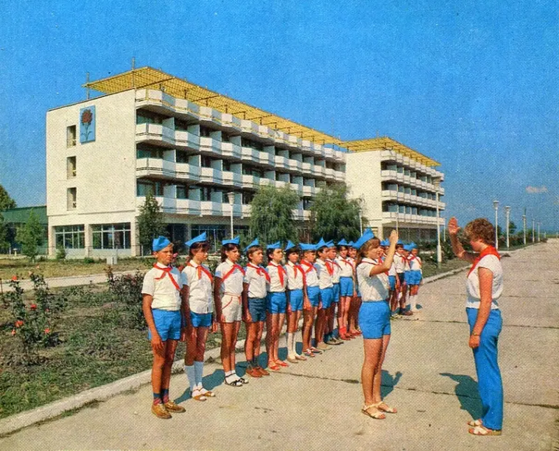 Пионерское лето в СССР: утренний туалет в реке, День Нептуна и секреты «Артека» на 15 ретро-снимках