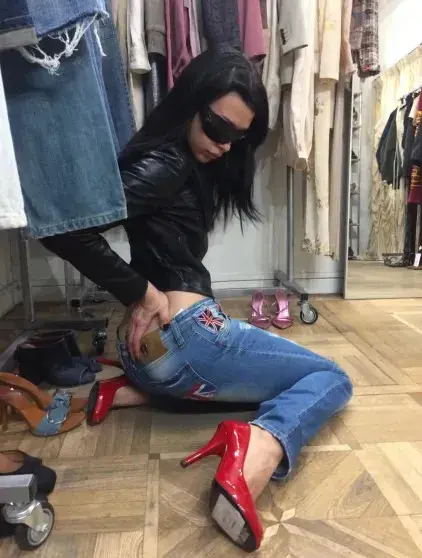 Провокационный кадр: падчерица Урганта снялась в нижнем белье с сумкой Chanel