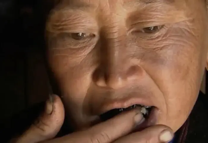 Черные зубы навсегда: зачем подростки из народа Буланга проходили жестокий обряд