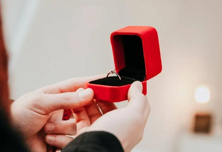 Официанты перепутали столик: одна девушка сказала «да» чужому кольцу, а парень хотел с ней расстаться