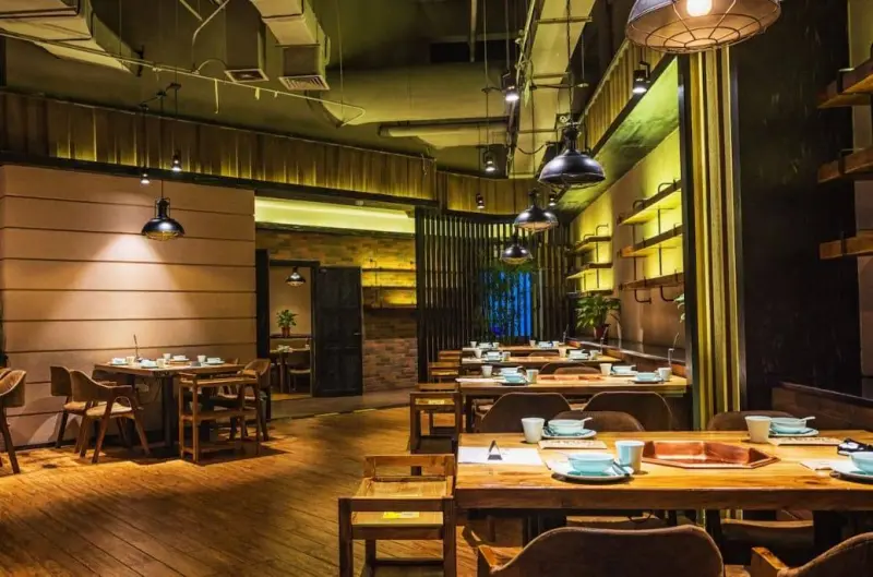 Официанты перепутали столик: одна девушка сказала «да» чужому кольцу, а парень хотел с ней расстаться