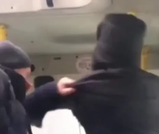 Пьяный дебошир с собакой устроил скандал в тюменской маршрутке