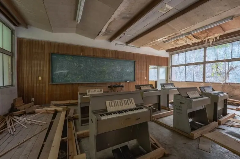 Застывшее время: магия заброшенных мест в атмосферных фотографиях