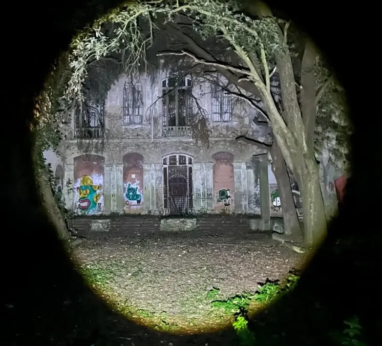 Застывшее время: магия заброшенных мест в атмосферных фотографиях