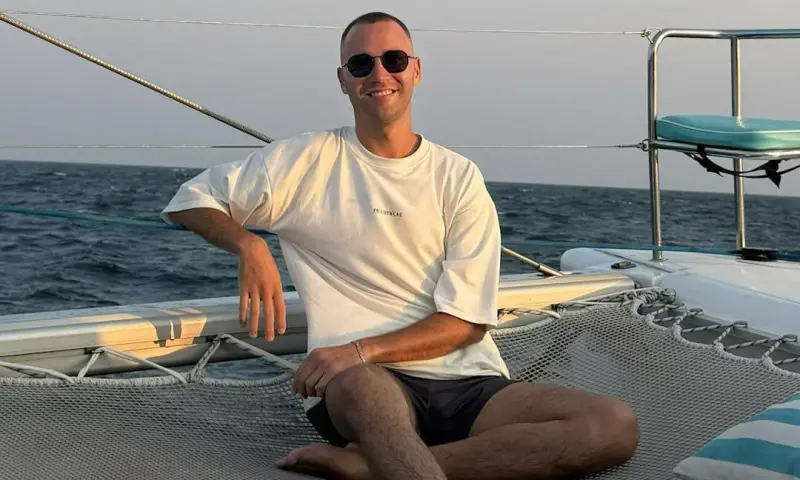 Парень в очках на яхте: как фото дизайнера из Новосибирска покорило интернет