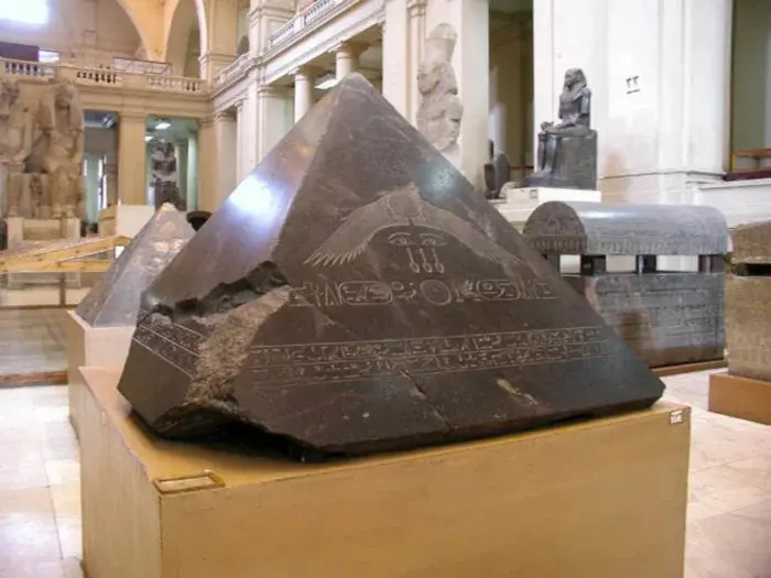 Тайны, застывшие в веках: 7 легендарных артефактов древности