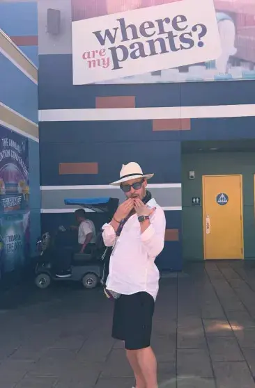 Маколей Калкин и Бренда Сонг вжились в роль туристов в Леголенде