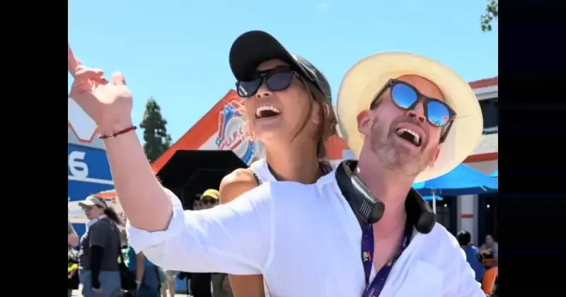 Маколей Калкин и Бренда Сонг вжились в роль туристов в Леголенде