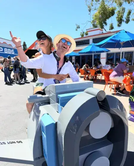 Маколей Калкин и Бренда Сонг вжились в роль туристов в Леголенде