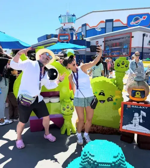 Маколей Калкин и Бренда Сонг вжились в роль туристов в Леголенде