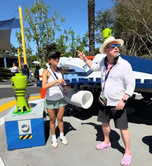 Маколей Калкин и Бренда Сонг вжились в роль туристов в Леголенде