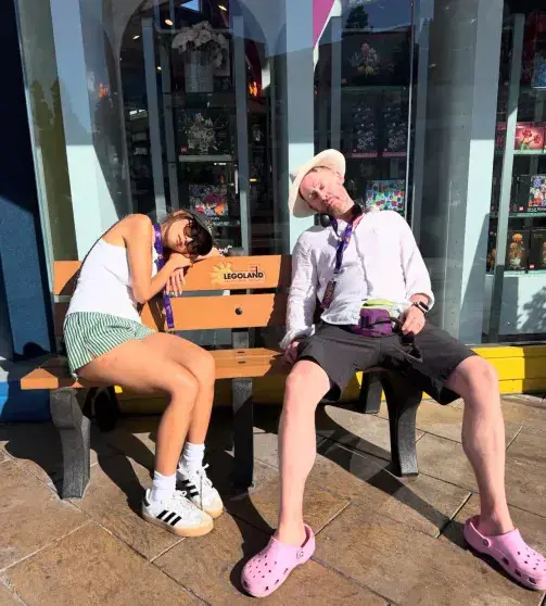 Маколей Калкин и Бренда Сонг вжились в роль туристов в Леголенде