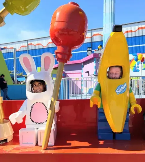 Маколей Калкин и Бренда Сонг вжились в роль туристов в Леголенде