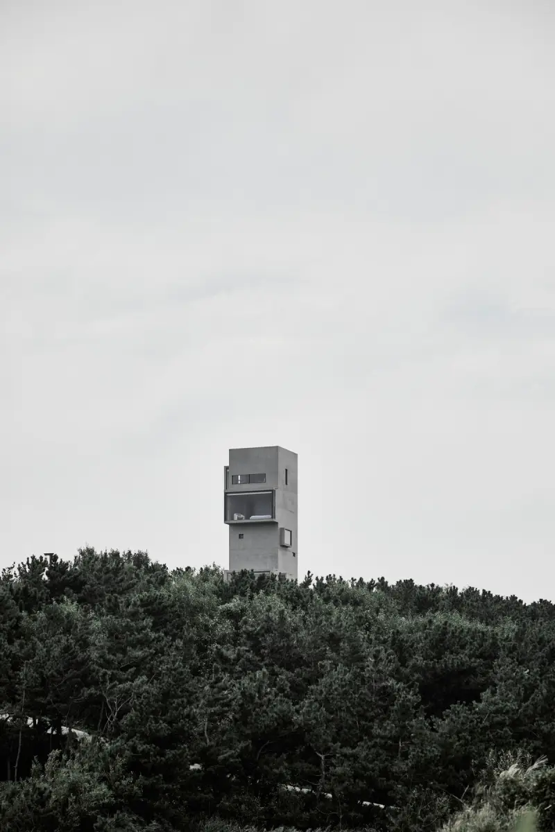 Дом-башня и кафе на скале в Китае: архитектура на краю света