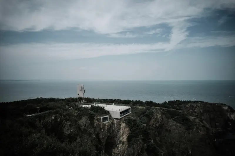 Дом-башня и кафе на скале в Китае: архитектура на краю света