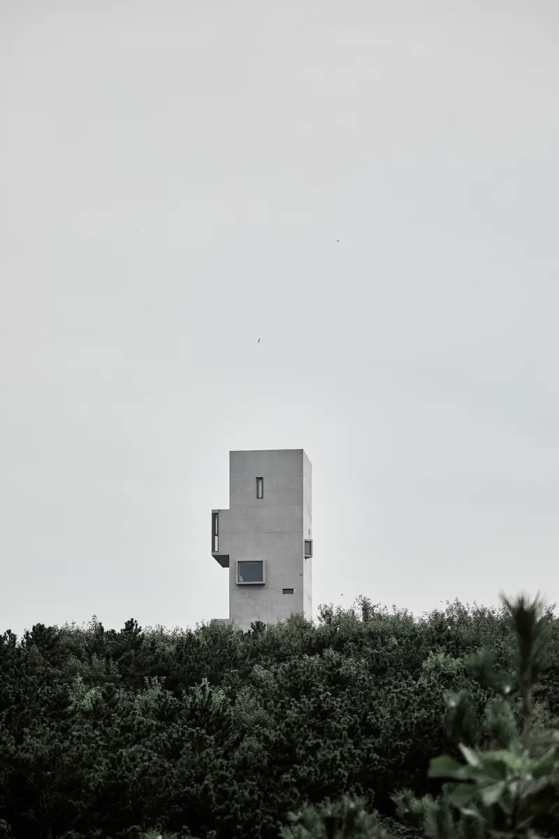 Дом-башня и кафе на скале в Китае: архитектура на краю света