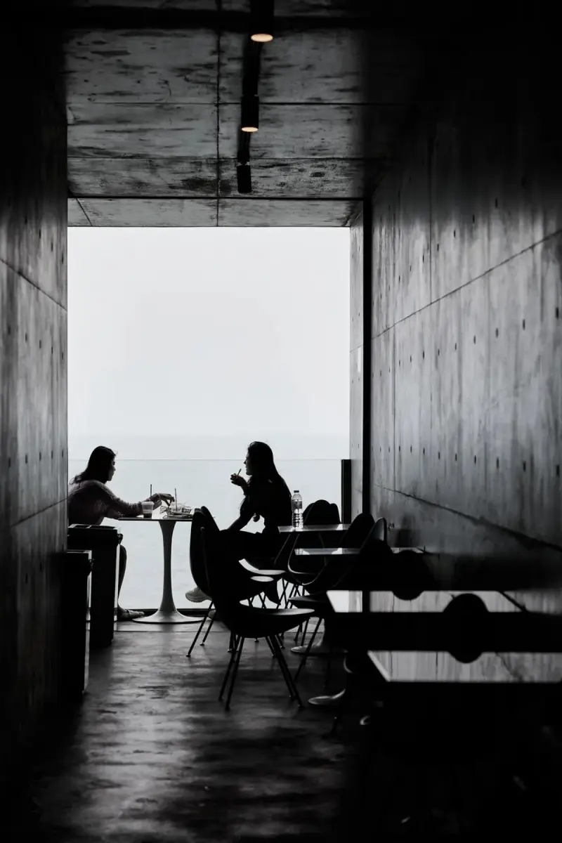 Дом-башня и кафе на скале в Китае: архитектура на краю света