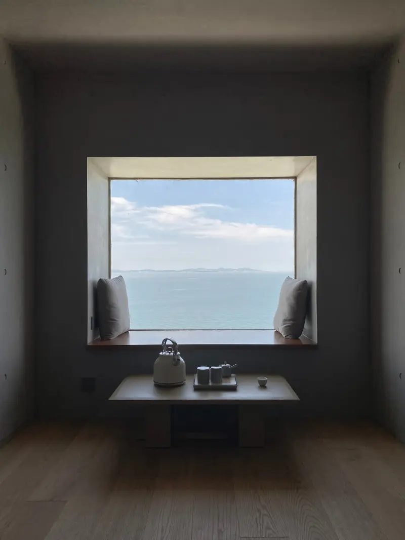 Дом-башня и кафе на скале в Китае: архитектура на краю света