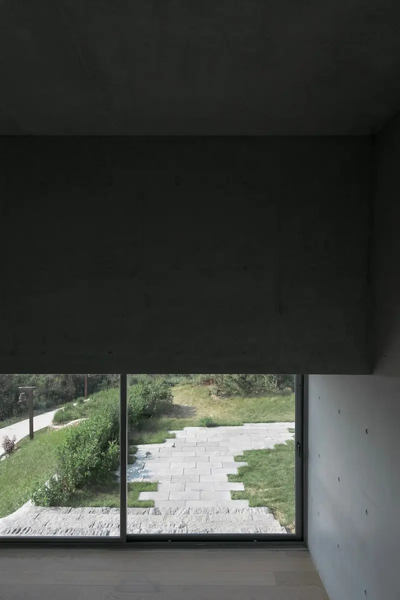 Дом-башня и кафе на скале в Китае: архитектура на краю света