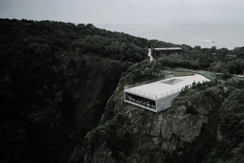 Дом-башня и кафе на краю скалы: архитектурный шедевр в Китае