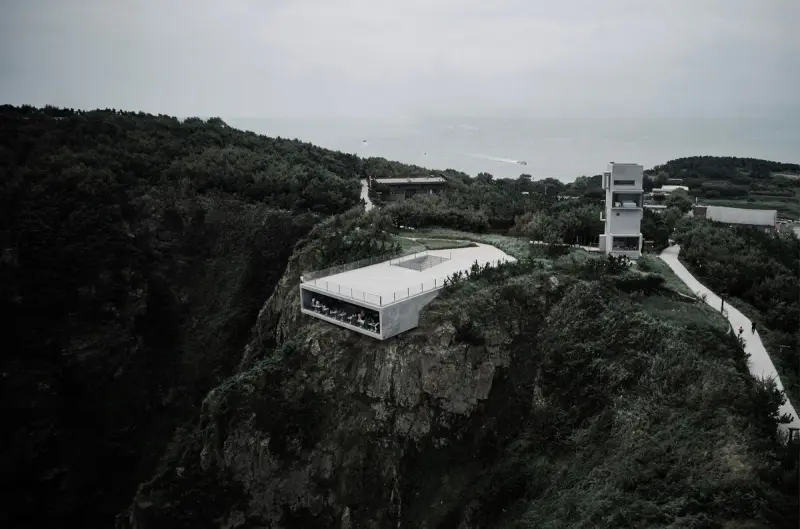 Дом-башня и кафе на краю скалы: архитектурный шедевр в Китае