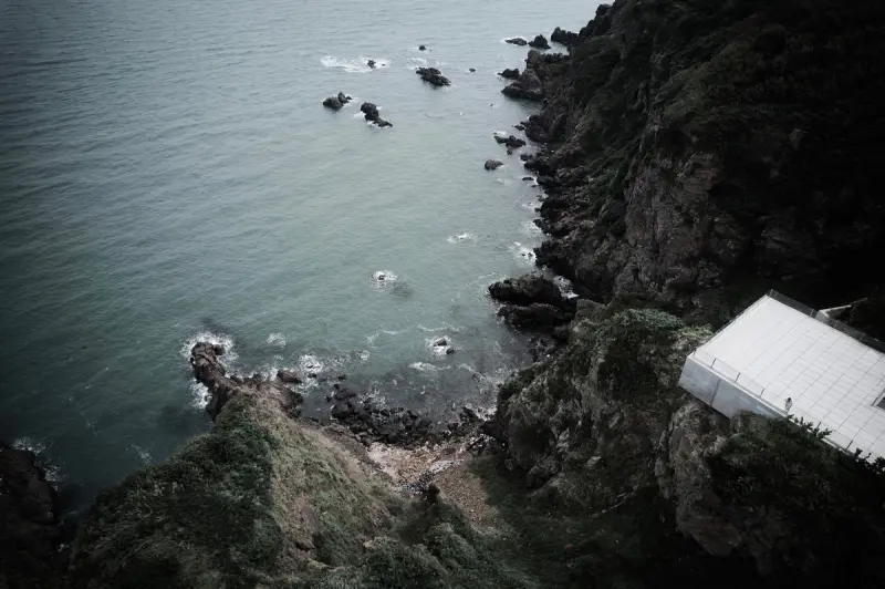 Дом-башня и кафе на краю скалы: архитектурный шедевр в Китае