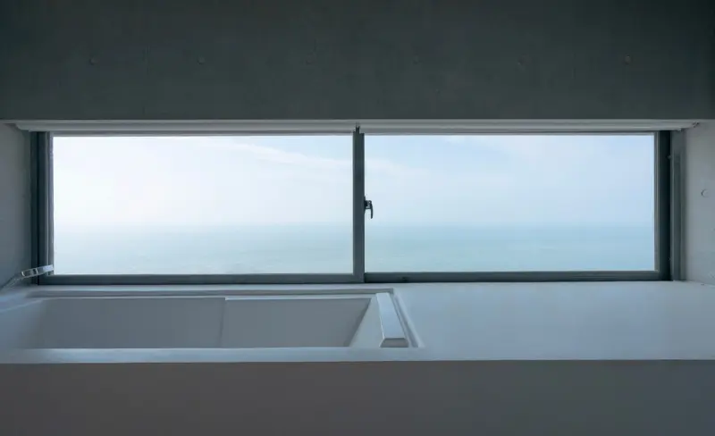 Дом-башня и кафе на краю скалы: архитектурный шедевр в Китае