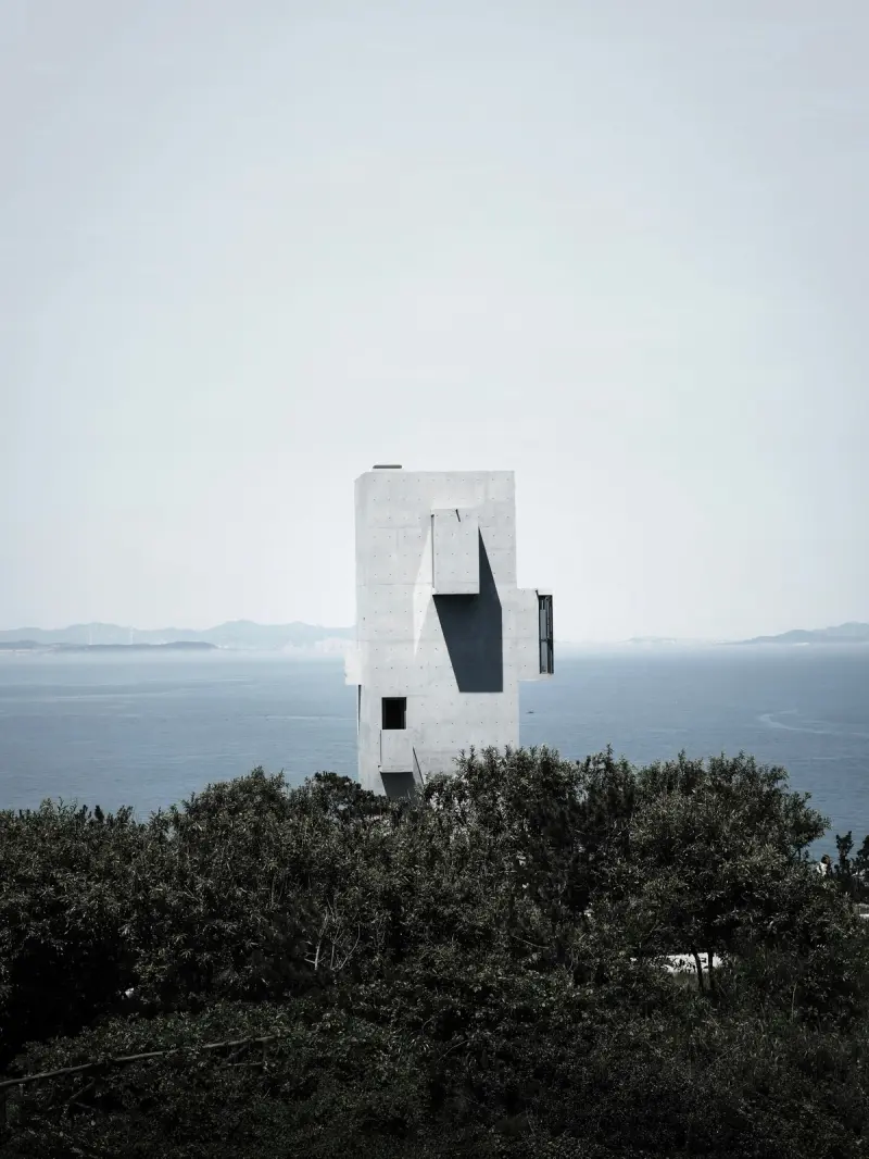 Дом-башня и кафе на краю скалы: архитектурный шедевр в Китае