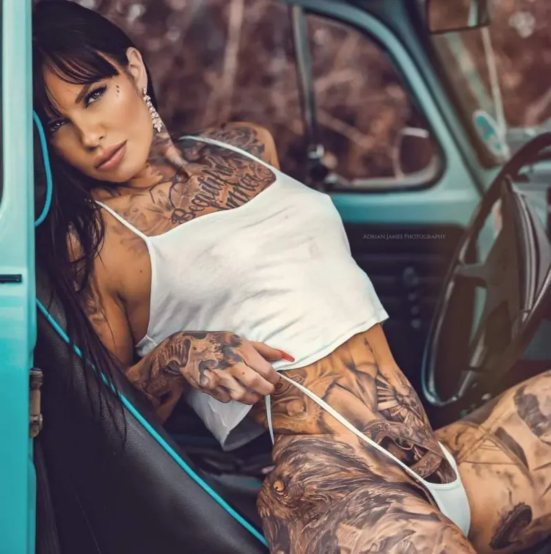 Красивые девушки с татуировками