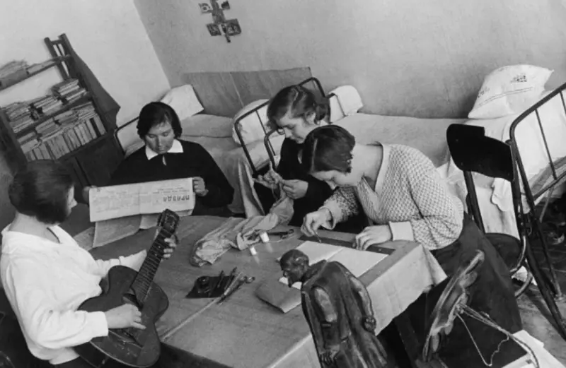 Зачем в хрущевках окно между ванной и кухней: 5 главных версий