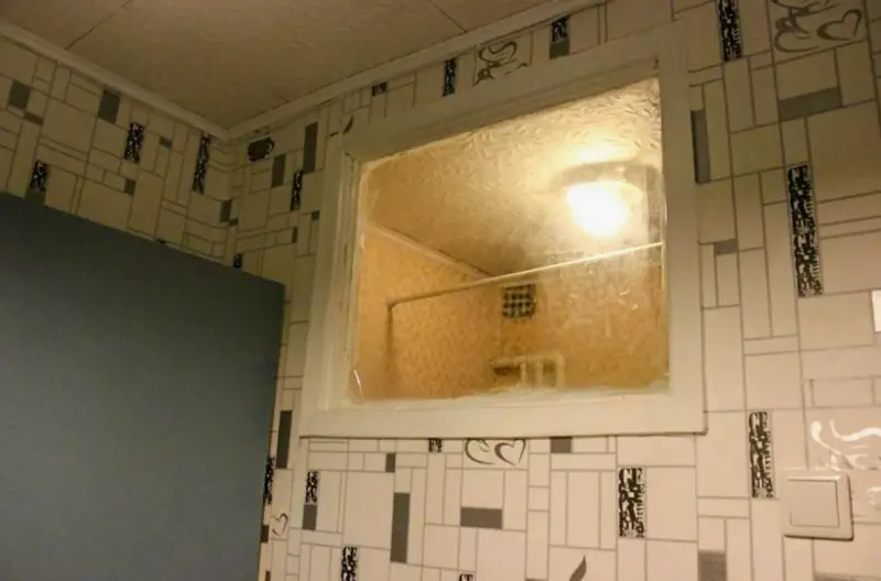 Тайна за стеклом: 5 неожиданных версий, зачем в советских хрущевках делали окно между кухней и туалетом