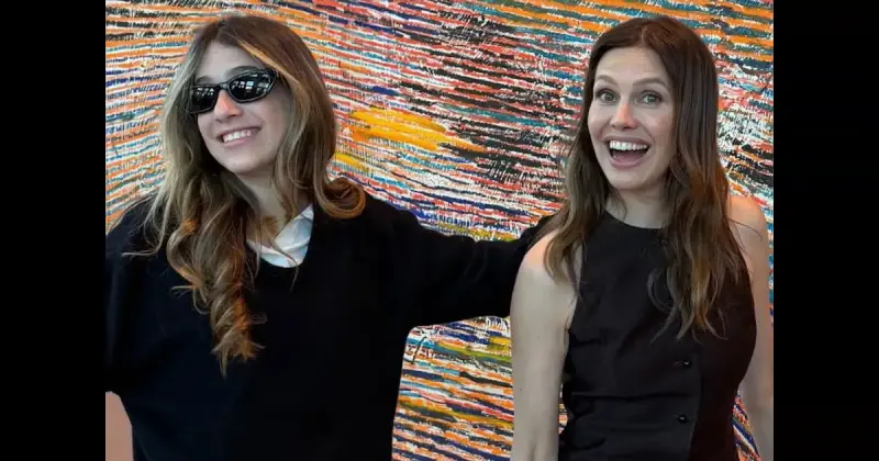 Даша Жукова в мини-платье открыла новый арт-объект с дочерью Леей