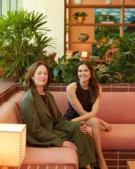 Даша Жукова в мини-платье открыла новый арт-объект с дочерью Леей