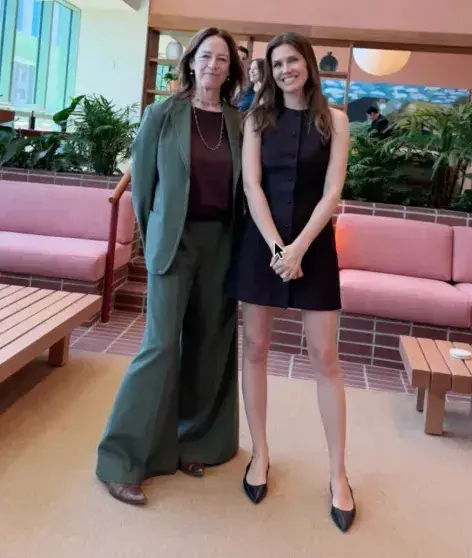 Даша Жукова в мини-платье открыла новый арт-объект с дочерью Леей