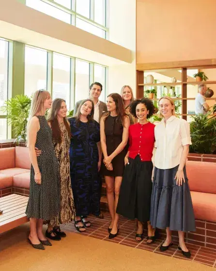 Даша Жукова в мини-платье открыла новый арт-объект с дочерью Леей