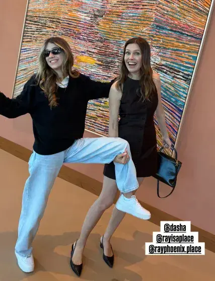 Даша Жукова в мини-платье открыла новый арт-объект с дочерью Леей