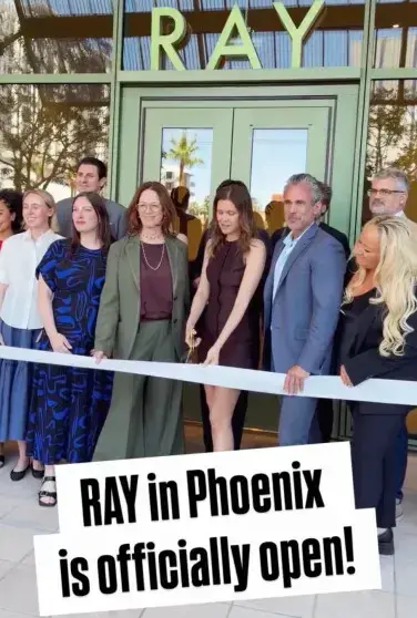 Даша Жукова в мини-платье открыла новый арт-объект с дочерью Леей