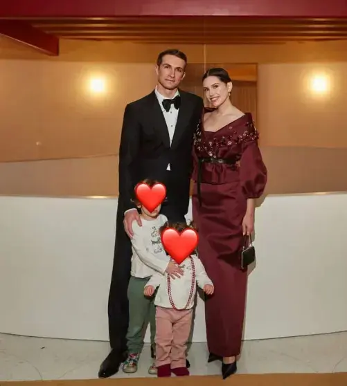 Даша Жукова в мини-платье открыла новый арт-объект с дочерью Леей