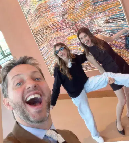 Даша Жукова в мини-платье открыла новый арт-объект с дочерью Леей