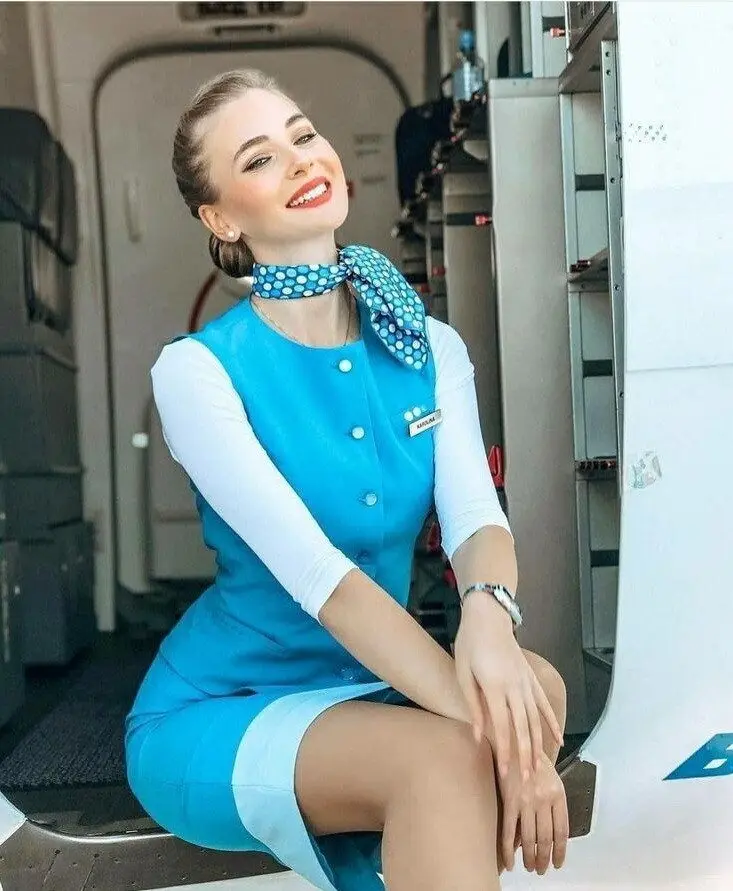 Улыбки на высоте: подборка фотографий бортпроводниц