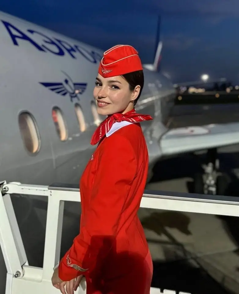 Улыбки на высоте: подборка фотографий бортпроводниц