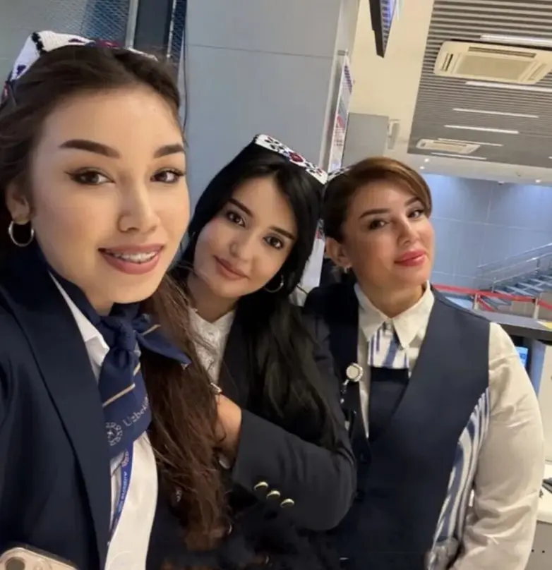 Улыбки на высоте: подборка фотографий бортпроводниц